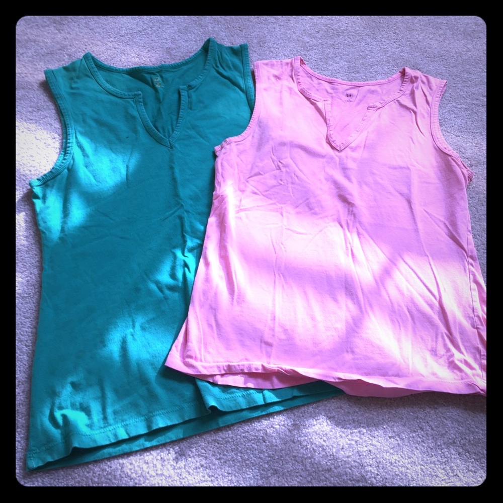 Set of 2 Gap V-neck Tanks Sz M